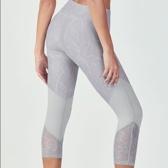 Fabletics Mid-Rise Mesh Powerhold Capri Bloomfield - Picture 2 of 10